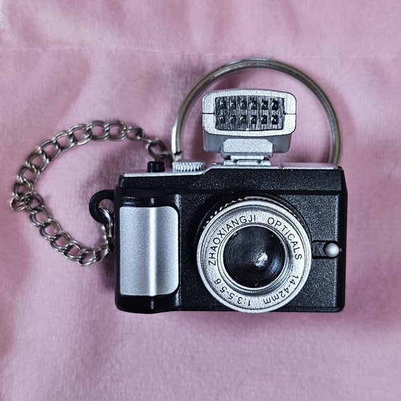 New✨️Mini Camera Keychain - Picture 3 of 9